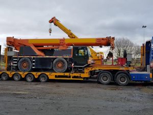 Seitenansicht des Liebherr LTM1040 geladen