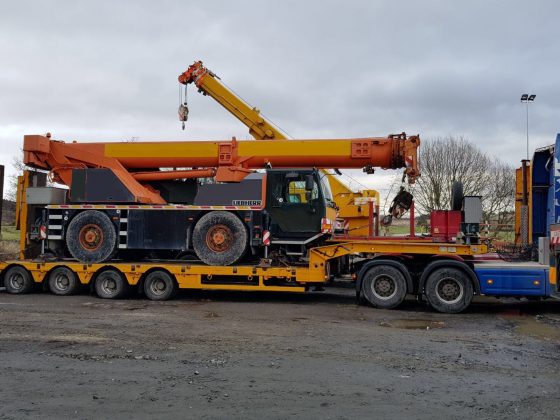 Side view of Liebherr LTM1040 loaded