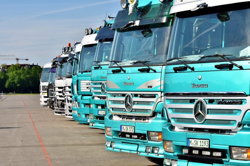 Een lijn van Mercedes-Benz vrachtwagens (Heavy Load Vehicles).