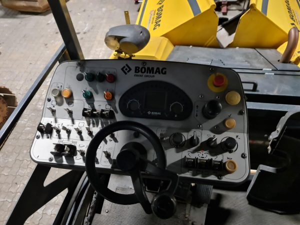 Bomag BF300 P-2 Paver