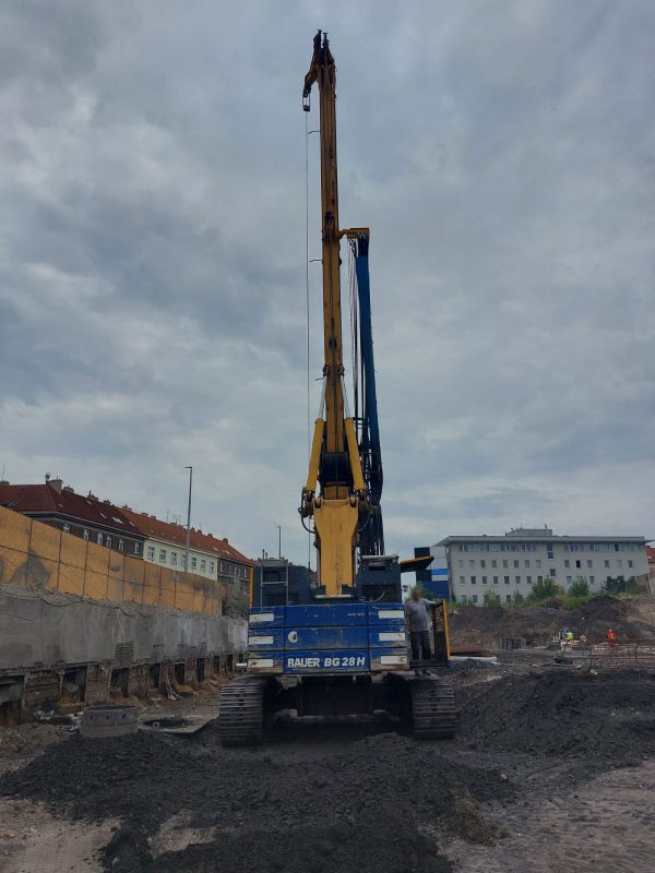 Bauer BG 28H Rotary Piling Rig