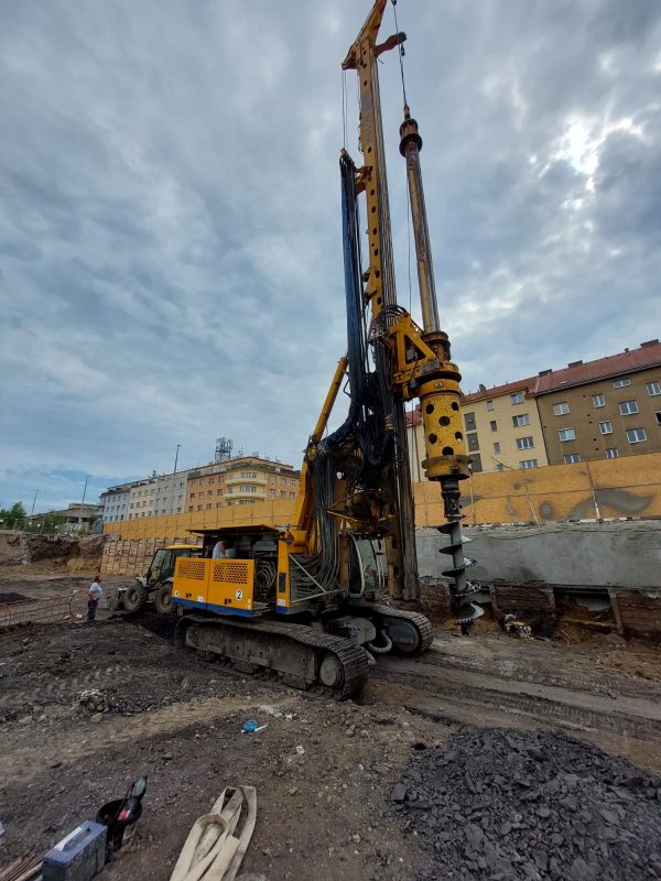 Bauer BG 28H Rotary Piling Rig
