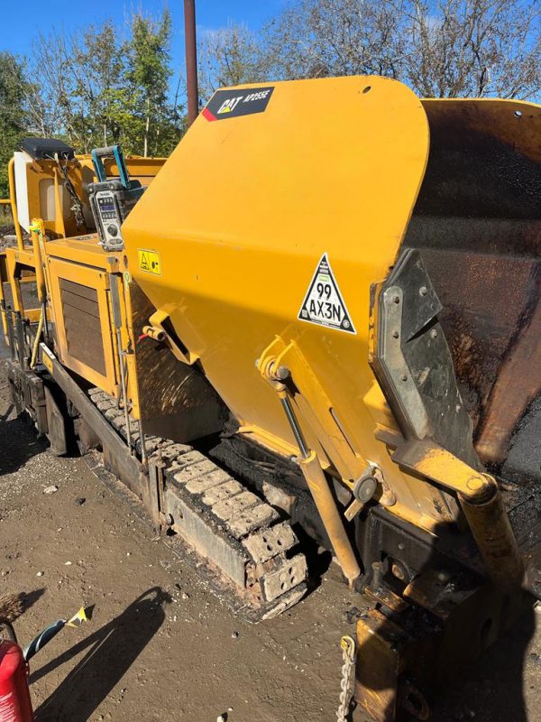 Caterpillar AP225E Paver
