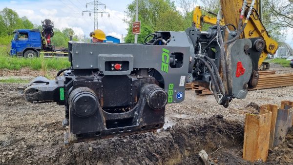 ICE 8SG Vibratory Piling Rig