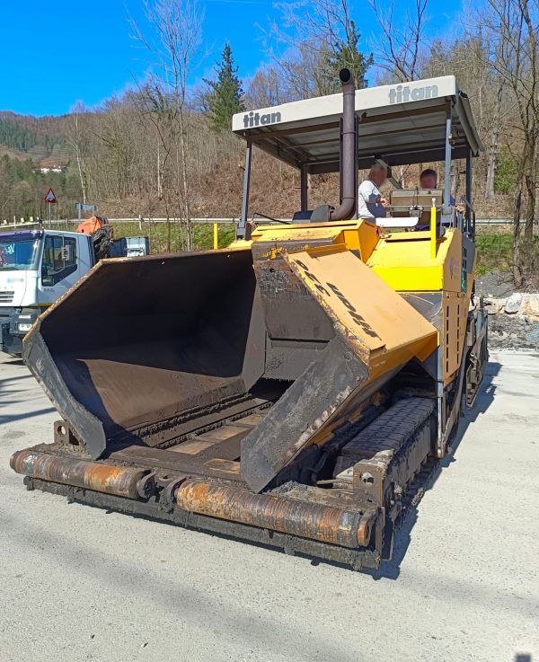 ABG Titan 326 Paver