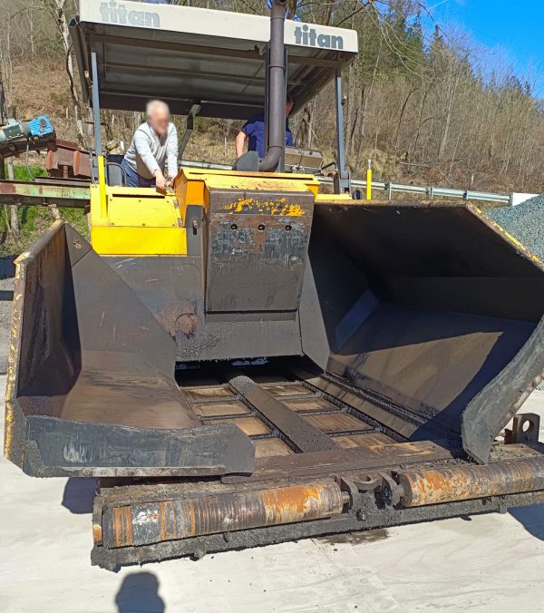 ABG Titan 326 Paver