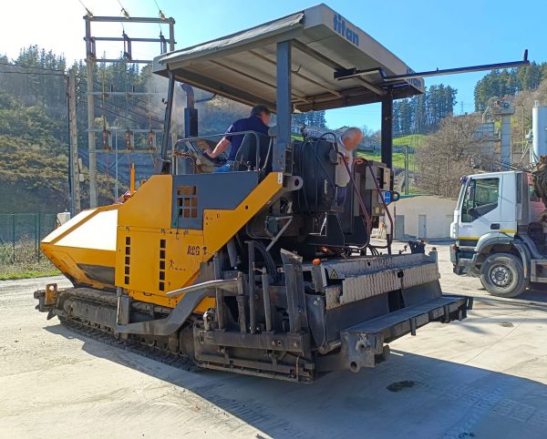 Pavimentadora ABG Titan 326