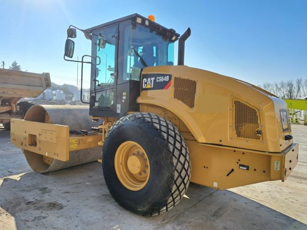 Каток Caterpillar CS64B