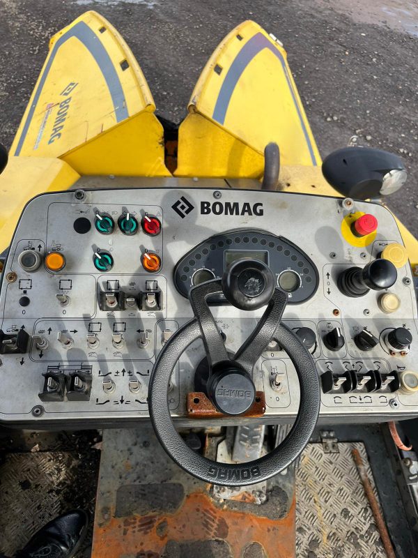 Bomag BF300 P-2 Paver