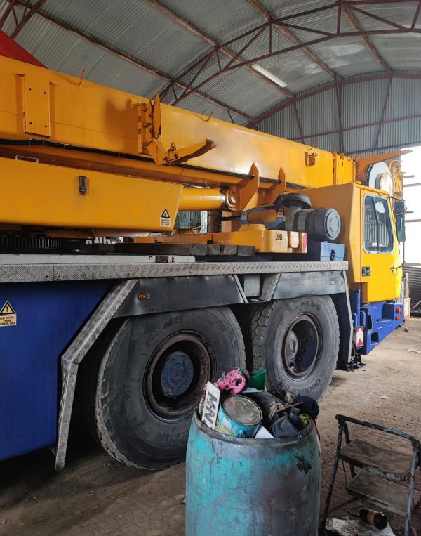 Grove GMK 3050 Mobile Crane