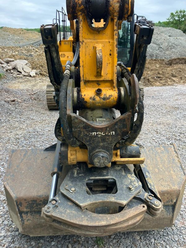 JCB JS130 LC+ Excavator