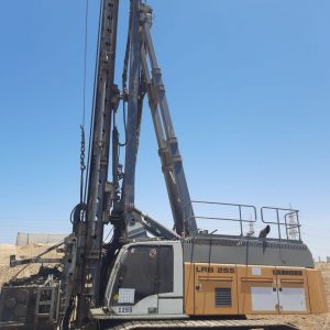 Liebherr LRB 255 해머 말뚝 박기 장비