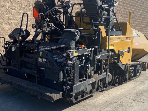 Caterpillar AP555F bestratingsafwerkmachine