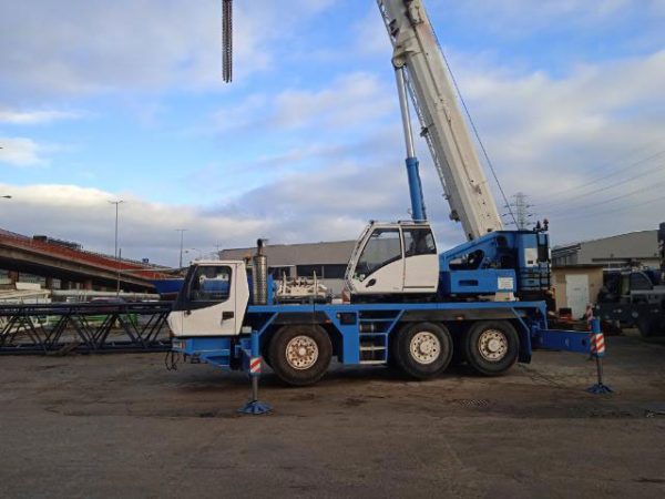 Grove GMK 3055 Mobile Crane