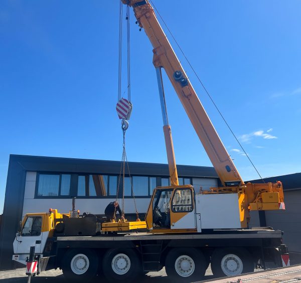 Grove GMK 4080 Mobile Crane