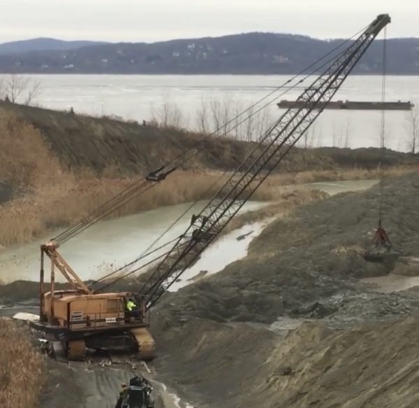 Grue sur chenilles américaine 9220