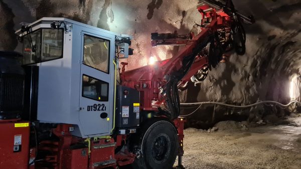 Sandvik DT922I 地下ロックドリル