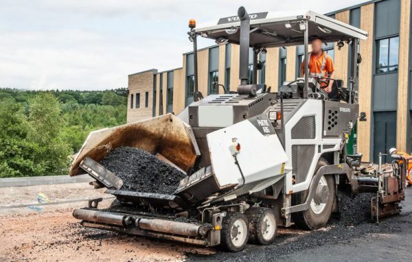 Pavimentadora Volvo ABG P6870C