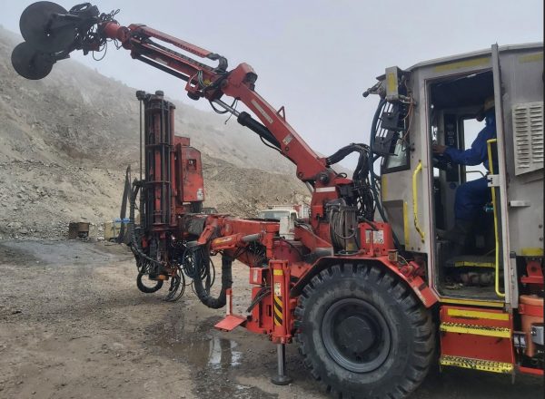 Sandvik DS411-C 지하 착암기