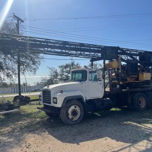 Equipamento de empilhamento montado em caminhão de perfuração Mack Truck MF