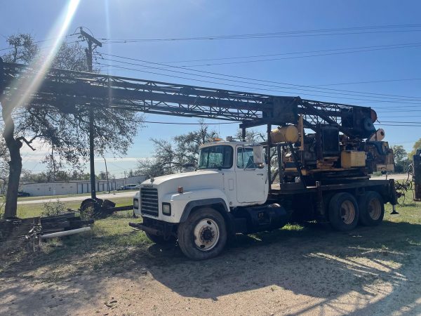 Equipamento de empilhamento montado em caminhão de perfuração Mack Truck MF