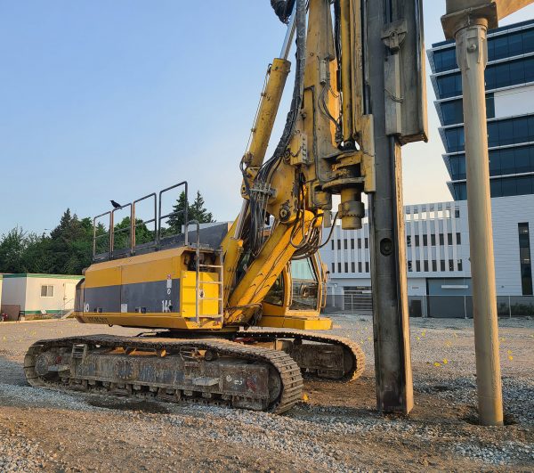 Rig Penumpukan Getaran Bauer RTG RG21T