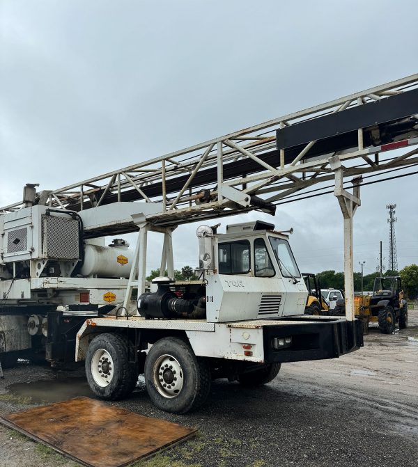 Plate-forme de battage montée sur camion Watson 3100