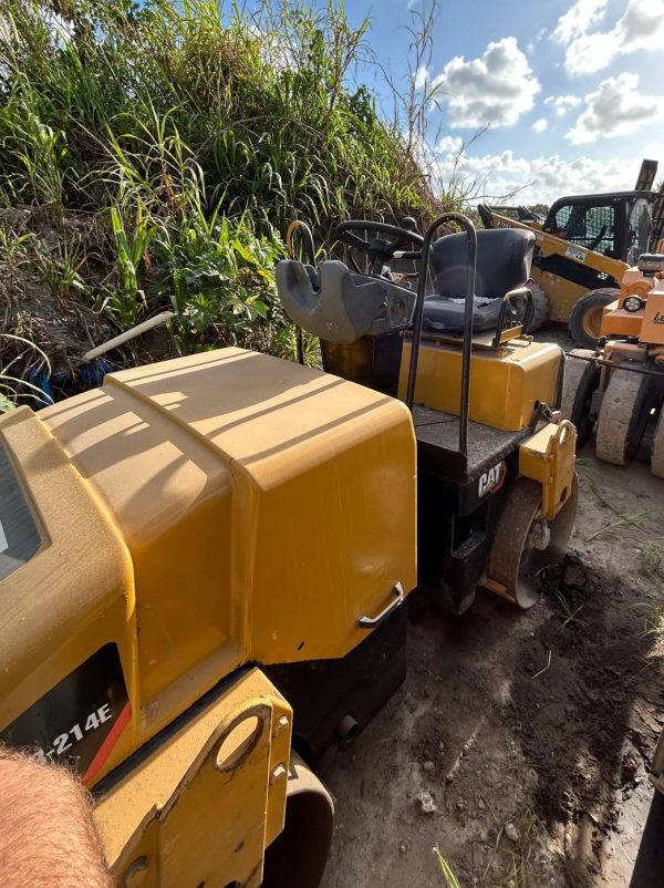 Caterpillar CB-214E Roller