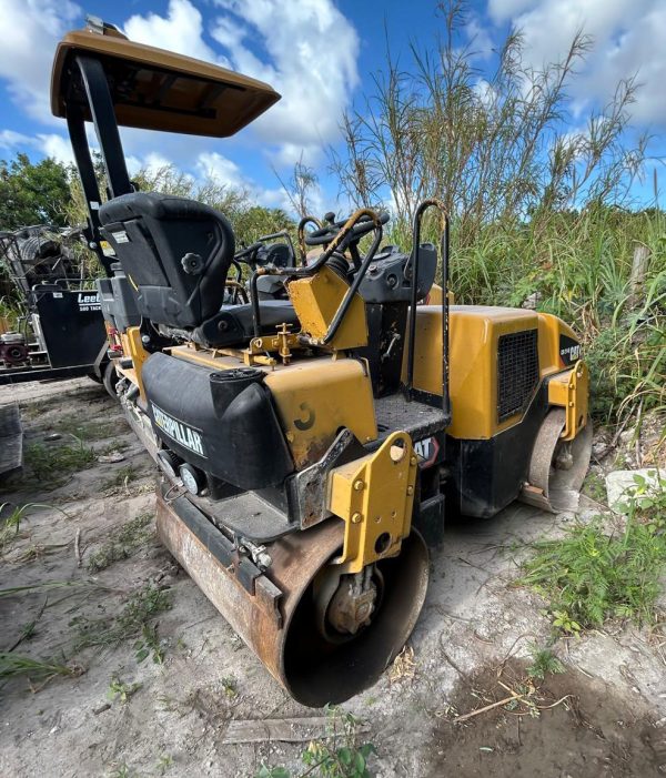 Caterpillar CB-214E Roller