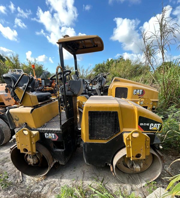 Caterpillar CB-214E Roller