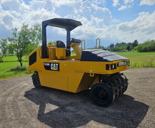 Caterpillar PS-200B Pneumatic Roller