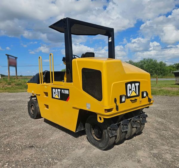 Caterpillar PS-200B Pneumatic Roller