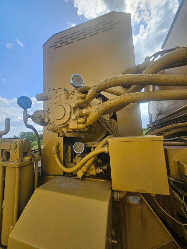 Lincoln 660AXL Windrow Elevator
