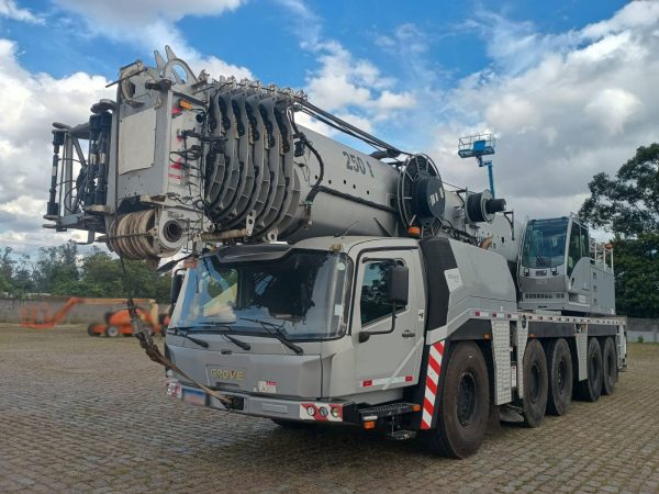 Grove GMK 5250 Mobile Crane